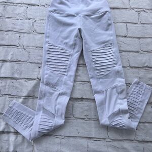 ALO Yoga White Leggings with Ribbed Texture